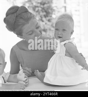 Prinzessin Birgitta von Hohenzollern und Schweden. Zu Hause in München 1964 mit ihrer Tochter Désirée. ref. BV53-8 Stockfoto