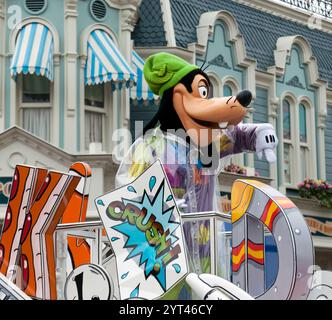 Nahaufnahme der Cartoonfigur Goofy, die an einer Parade entlang der Main Street in den USA im Disneyland Paris teilnahm. Stockfoto