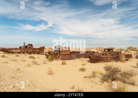 Schiffbruch. Ökologische Katastrophe des Aalmeeres. Rostige Schiffe auf dem Schiffsfriedhof in der Hafenstadt Moynaq, Usbekistan. Altes verlassenes Schiff auf der Stockfoto