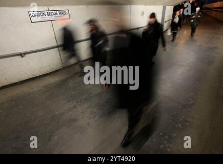 Aktenfoto vom 03/15 von Pendlern, die auf dem Weg in die London Bridge U-Bahn- und Bahnhöfe sind. Die Aktivisten fordern eine Erhöhung des gesetzlichen Krankenlohns (SSP) und argumentieren, dass die derzeitige Rate zu niedrig sei, um für die Arbeitnehmer sicher zu sein. Ausgabedatum: Freitag, 6. Dezember 2024. Stockfoto