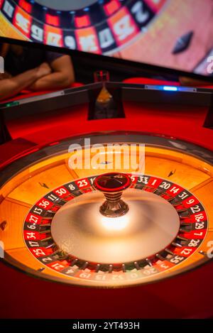 Nahaufnahme eines sich drehenden Roulette. Vorstellung eines Luxus-Casino-Roulette-Rads. Glücksspiel. Glücksspiel Stockfoto