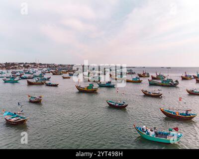 Fischerdorf in Mui Ne, Vietnam. Viele alte Fischerboote in den armen Fischerdorf von Vietnam. Ansicht von oben. Luftaufnahme Stockfoto