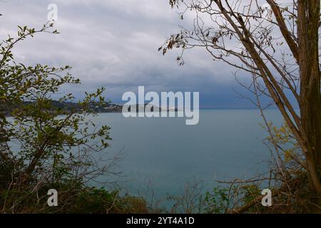 Blick auf die Halbinsel Piran an der Adriaküste in Istrien, Küste, Slowenien an einem bewölkten Tag Stockfoto