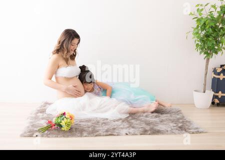 Porträt von schwangeren Frauen und Mädchen im Kleid Stockfoto