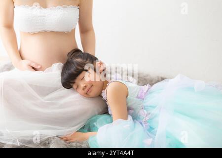 Porträt von schwangeren Frauen und Mädchen im Kleid Stockfoto