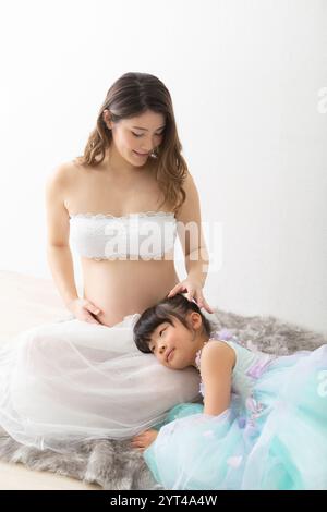 Porträt von schwangeren Frauen und Mädchen im Kleid Stockfoto