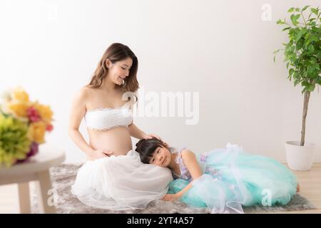 Porträt von schwangeren Frauen und Mädchen im Kleid Stockfoto