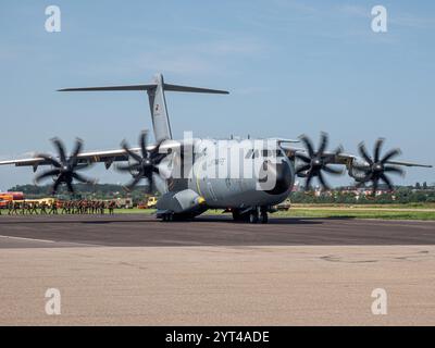 Deutsche Fallschirmjäger besteigen einen Airbus A400M während einer NATO-Übung: Soldaten in voller Ausrüstung, Vorbereitung auf eine Luftlandeoperation, koordinierter Einstieg ins Flugzeug Stockfoto