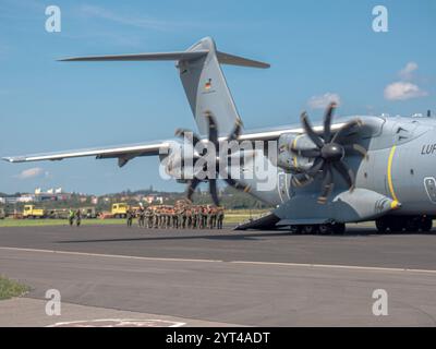 Deutsche Fallschirmjäger besteigen einen Airbus A400M während einer NATO-Übung: Soldaten in voller Ausrüstung, Vorbereitung auf eine Luftlandeoperation, koordinierter Einstieg ins Flugzeug Stockfoto