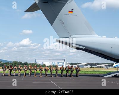 Deutsche Fallschirmjäger besteigen einen Airbus A400M während einer NATO-Übung: Soldaten in voller Ausrüstung, Vorbereitung auf eine Luftlandeoperation, koordinierter Einstieg ins Flugzeug Stockfoto