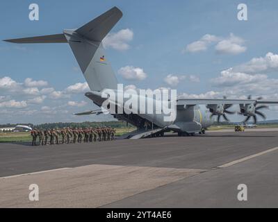 Deutsche Fallschirmjäger besteigen einen Airbus A400M während einer NATO-Übung: Soldaten in voller Ausrüstung, Vorbereitung auf eine Luftlandeoperation, koordinierter Einstieg ins Flugzeug Stockfoto