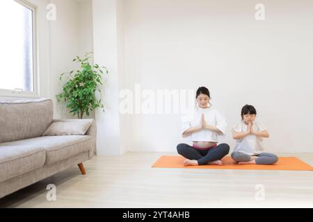 Eltern und Kind machen Yoga Stockfoto