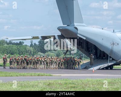 Deutsche Fallschirmjäger besteigen einen Airbus A400M während einer NATO-Übung: Soldaten in voller Ausrüstung, Vorbereitung auf eine Luftlandeoperation, koordinierter Einstieg ins Flugzeug Stockfoto