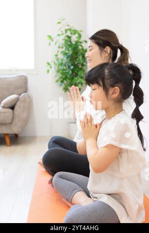 Eltern und Kind machen Yoga Stockfoto