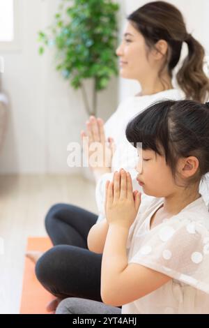 Eltern und Kind machen Yoga Stockfoto