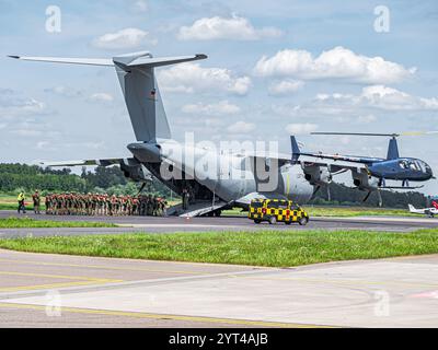 Deutsche Fallschirmjäger besteigen einen Airbus A400M während einer NATO-Übung: Soldaten in voller Ausrüstung, Vorbereitung auf eine Luftlandeoperation, koordinierter Einstieg ins Flugzeug Stockfoto