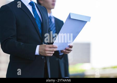 Jobjäger stehend mit Umschlag Stockfoto