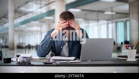 Gestresst Müde Wirtschaftsprüfer Mann. Fauler Traurige Arbeiter Stockfoto
