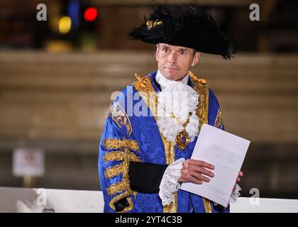 London, Großbritannien. Dezember 2024. Der Bürgermeister von Westminster, der Stadtrat Robert Rigby. Das jährliche Weihnachtsfest am Trafalgar Square wird von dem Bürgermeister von Westminster, dem Stadtrat Robert Rigby, begleitet von der Bürgermeisterin von Oslo, Anne Lindboe, dem Bürgermeister von London, Sadiq Khan und anderen VIPs. In einer langen Tradition ist der Baum ein Geschenk der Stadt Oslo, dieses Jahr eine 60 Jahre alte norwegische Fichte. In einer anderen offensichtlichen Tradition regnete es erneut stark für die Zeremonie. Quelle: Imageplotter/Alamy Live News Stockfoto