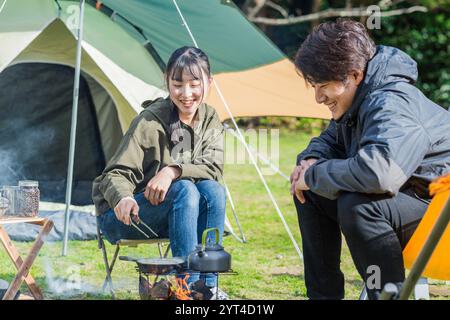 Männer und Frauen kochen Ajillo Stockfoto