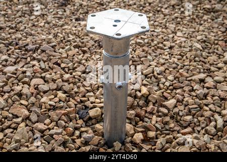 Verzinkte Schraubpfähle in den Boden eingeschraubt. Schutt auf der Baustelle. Stockfoto