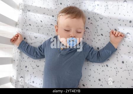 Niedliches Baby, das zu Hause im Kinderbett schläft, Blick von oben Stockfoto