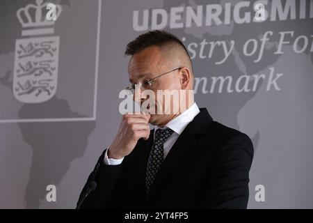 15. April 2024 in Kopenhagen, Dänemark: Ungarischer Außenminister Peter SzijjÃrtÃ³ spricht atÂ zu einer gemeinsamen Pressekonferenz. Außenminister Lars Lokke Rasmussen hielt sein erstes bilaterales Treffen mit dem ungarischen Außenminister Peter SzijjÃrtÃ³ ab theÂ. Das Treffen fand wenige Monate vor dem Amtsantritt Ungarns am 1. August statt. (Credit Image: © Kristian Tuxen Ladegaard Berg/SOPA Images via ZUMA Press Wire) NUR REDAKTIONELLE VERWENDUNG! Nicht für kommerzielle ZWECKE! Stockfoto