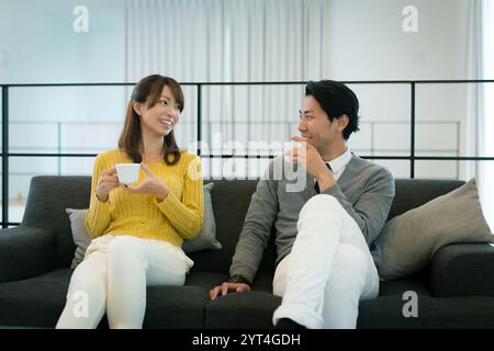 Junges paar entspannende auf sofa Stockfoto