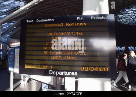 London, England, Großbritannien. Dezember 2024. Ein Schild an der King's Cross Station meldet Störungen aufgrund von Schäden an den Oberleitungen in Doncaster. (Kreditbild: © Vuk Valcic/ZUMA Press Wire) NUR REDAKTIONELLE VERWENDUNG! Nicht für kommerzielle ZWECKE! Stockfoto