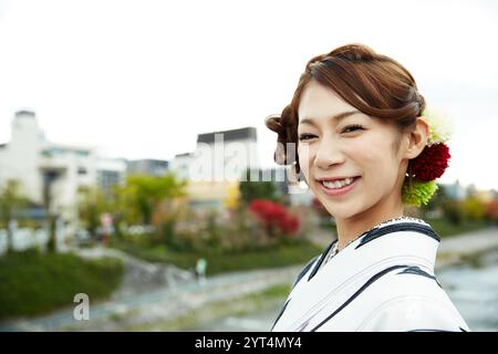 Frau im Kimono am Kamo-Fluss Stockfoto