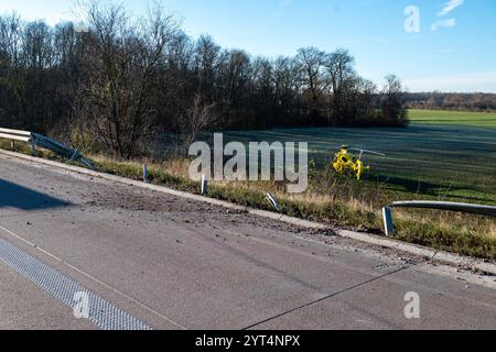 A9/Leipzig - auf der Fahrt in den Ski-Urlaub: BMW kommt von Fahrbahn ab und fliegt in Acker - 2 Schwerverletzte 30.11.2024 gegen 9,15 Uhr A9 Richtung München, zwischen AS Großkugel und AS Leipzig-West zu einem schweren Unfall kam es am Samstagvormittag auf der A9 im Leipziger Westen. Nach ersten Angaben der Polizei war der Fahrer eines BMW auf der A9 in Richtung München unterwegs, als er aus bislang ungeklärter Ursache zwischen den Anschlussstellen Großkugel und Leipzig-West nach rechts von der Fahrbahn abkam. Dort durchbrach er mit voller Geschwindigkeit zunächst eine Leitplanke, flog durch B Stockfoto