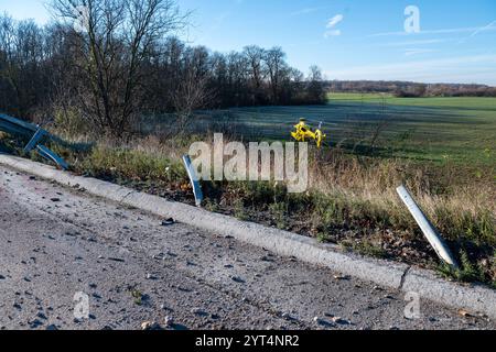 A9/Leipzig - auf der Fahrt in den Ski-Urlaub: BMW kommt von Fahrbahn ab und fliegt in Acker - 2 Schwerverletzte 30.11.2024 gegen 9,15 Uhr A9 Richtung München, zwischen AS Großkugel und AS Leipzig-West zu einem schweren Unfall kam es am Samstagvormittag auf der A9 im Leipziger Westen. Nach ersten Angaben der Polizei war der Fahrer eines BMW auf der A9 in Richtung München unterwegs, als er aus bislang ungeklärter Ursache zwischen den Anschlussstellen Großkugel und Leipzig-West nach rechts von der Fahrbahn abkam. Dort durchbrach er mit voller Geschwindigkeit zunächst eine Leitplanke, flog durch B Stockfoto