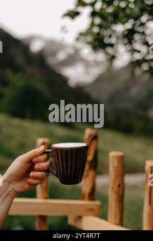 Gemütlicher Moment in alpiner Natur mit heißem Getränk Stockfoto