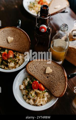 Alpine Beer Garden Lunch mit Herzgarnitur und Käsesalat Stockfoto