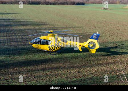 A9/Leipzig - auf der Fahrt in den Ski-Urlaub: BMW kommt von Fahrbahn ab und fliegt in Acker - 2 Schwerverletzte 30.11.2024 gegen 9,15 Uhr A9 Richtung München, zwischen AS Großkugel und AS Leipzig-West zu einem schweren Unfall kam es am Samstagvormittag auf der A9 im Leipziger Westen. Nach ersten Angaben der Polizei war der Fahrer eines BMW auf der A9 in Richtung München unterwegs, als er aus bislang ungeklärter Ursache zwischen den Anschlussstellen Großkugel und Leipzig-West nach rechts von der Fahrbahn abkam. Dort durchbrach er mit voller Geschwindigkeit zunächst eine Leitplanke, flog durch B Stockfoto