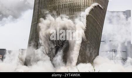 Boxberg, Deutschland. Dezember 2024. Ein seit 1996 stillgelegter Kühlturm des Kraftwerks Boxberg II stürzt nach der Explosion ein. Die Kühltürme standen jahrzehntelang für den Betrieb des Kraftwerks und haben die Region optisch geprägt. Das Kraftwerk Boxberg wird von der Lausitz Energie Kraftwerke AG (LEAG) betrieben. Robert Michael/dpa/Alamy Live News Stockfoto