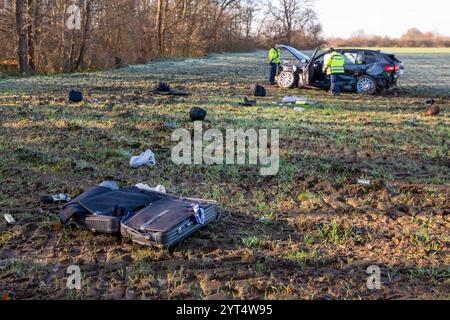 A9/Leipzig - auf der Fahrt in den Ski-Urlaub: BMW kommt von Fahrbahn ab und fliegt in Acker - 2 Schwerverletzte 30.11.2024 gegen 9,15 Uhr A9 Richtung München, zwischen AS Großkugel und AS Leipzig-West zu einem schweren Unfall kam es am Samstagvormittag auf der A9 im Leipziger Westen. Nach ersten Angaben der Polizei war der Fahrer eines BMW auf der A9 in Richtung München unterwegs, als er aus bislang ungeklärter Ursache zwischen den Anschlussstellen Großkugel und Leipzig-West nach rechts von der Fahrbahn abkam. Dort durchbrach er mit voller Geschwindigkeit zunächst eine Leitplanke, flog durch B Stockfoto