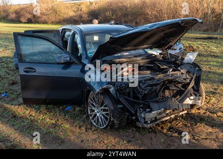 A9/Leipzig - auf der Fahrt in den Ski-Urlaub: BMW kommt von Fahrbahn ab und fliegt in Acker - 2 Schwerverletzte 30.11.2024 gegen 9,15 Uhr A9 Richtung München, zwischen AS Großkugel und AS Leipzig-West zu einem schweren Unfall kam es am Samstagvormittag auf der A9 im Leipziger Westen. Nach ersten Angaben der Polizei war der Fahrer eines BMW auf der A9 in Richtung München unterwegs, als er aus bislang ungeklärter Ursache zwischen den Anschlussstellen Großkugel und Leipzig-West nach rechts von der Fahrbahn abkam. Dort durchbrach er mit voller Geschwindigkeit zunächst eine Leitplanke, flog durch B Stockfoto