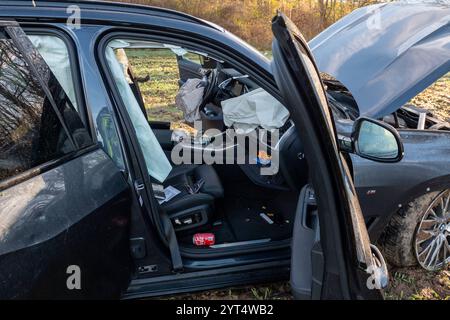 A9/Leipzig - auf der Fahrt in den Ski-Urlaub: BMW kommt von Fahrbahn ab und fliegt in Acker - 2 Schwerverletzte 30.11.2024 gegen 9,15 Uhr A9 Richtung München, zwischen AS Großkugel und AS Leipzig-West zu einem schweren Unfall kam es am Samstagvormittag auf der A9 im Leipziger Westen. Nach ersten Angaben der Polizei war der Fahrer eines BMW auf der A9 in Richtung München unterwegs, als er aus bislang ungeklärter Ursache zwischen den Anschlussstellen Großkugel und Leipzig-West nach rechts von der Fahrbahn abkam. Dort durchbrach er mit voller Geschwindigkeit zunächst eine Leitplanke, flog durch B Stockfoto