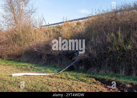 A9/Leipzig - auf der Fahrt in den Ski-Urlaub: BMW kommt von Fahrbahn ab und fliegt in Acker - 2 Schwerverletzte 30.11.2024 gegen 9,15 Uhr A9 Richtung München, zwischen AS Großkugel und AS Leipzig-West zu einem schweren Unfall kam es am Samstagvormittag auf der A9 im Leipziger Westen. Nach ersten Angaben der Polizei war der Fahrer eines BMW auf der A9 in Richtung München unterwegs, als er aus bislang ungeklärter Ursache zwischen den Anschlussstellen Großkugel und Leipzig-West nach rechts von der Fahrbahn abkam. Dort durchbrach er mit voller Geschwindigkeit zunächst eine Leitplanke, flog durch B Stockfoto
