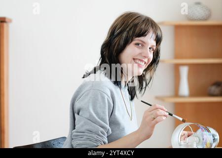 Junge Frau macht diy zu Hause Stockfoto