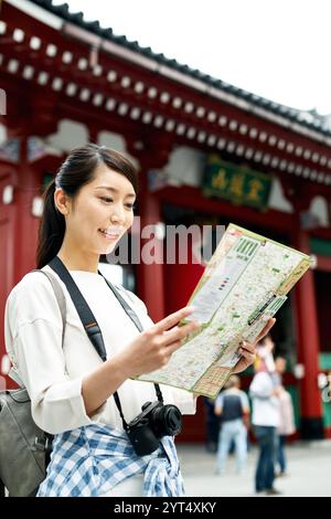 Frau, die sich eine Karte in Asakusa ansieht Stockfoto