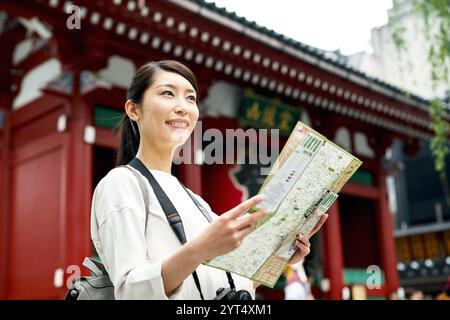 Frau, die sich eine Karte in Asakusa ansieht Stockfoto