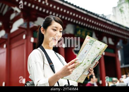 Frau, die sich eine Karte in Asakusa ansieht Stockfoto