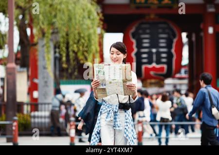 Frau, die sich eine Karte in Asakusa ansieht Stockfoto