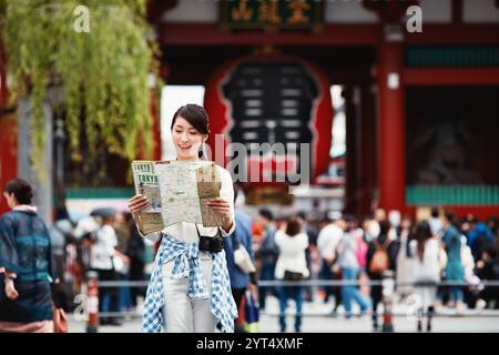 Frau, die sich eine Karte in Asakusa ansieht Stockfoto