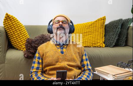Der Mann hört Musik auf seinem Smartphone. Stockfoto