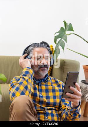 Der Mann hört Musik auf seinem Smartphone. Stockfoto