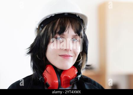 Junger Techniker mit Helmarbeit Stockfoto