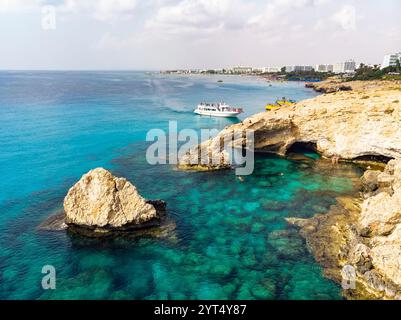 Die Blaue Lagune auf Zypern Insel tropischer Meer Strand Cavo Greco am Morgen. Naturstein Rock Love Bridge Stockfoto